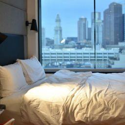 letto con finestra sullo sfondo