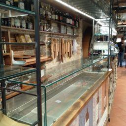 Vetrina su bancone con vetro temperato per negozio - installazione professionale Vetreria Fisa