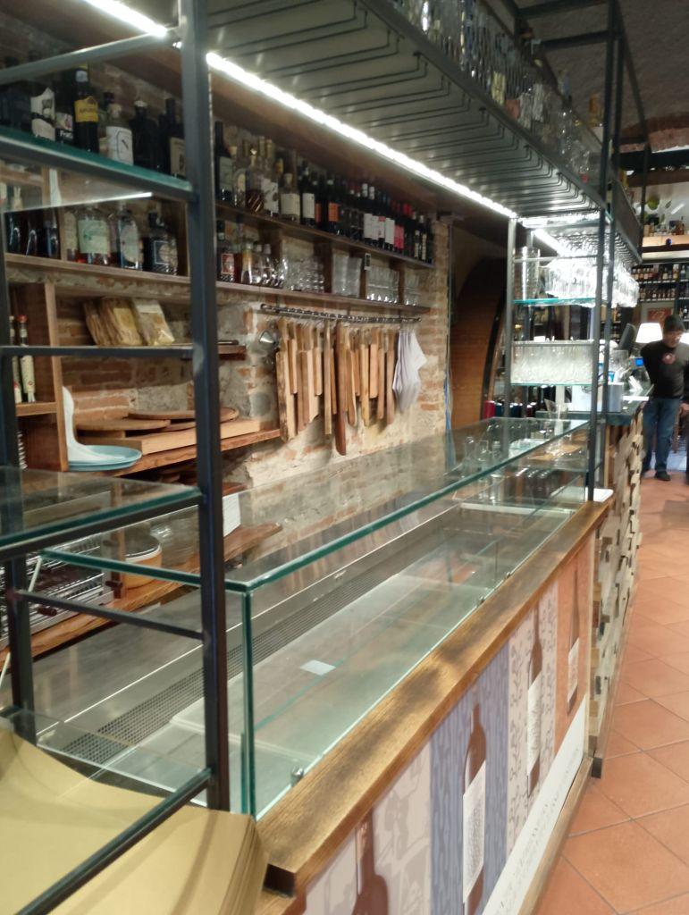 Vetrina su bancone con vetro temperato per negozio - installazione professionale Vetreria Fisa