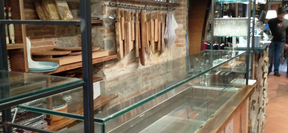 Vetrina su bancone con vetro temperato per negozio - installazione professionale Vetreria Fisa