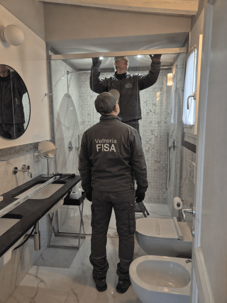 Doccia su misura in vetro personalizzato realizzata da Vetreria Fisa