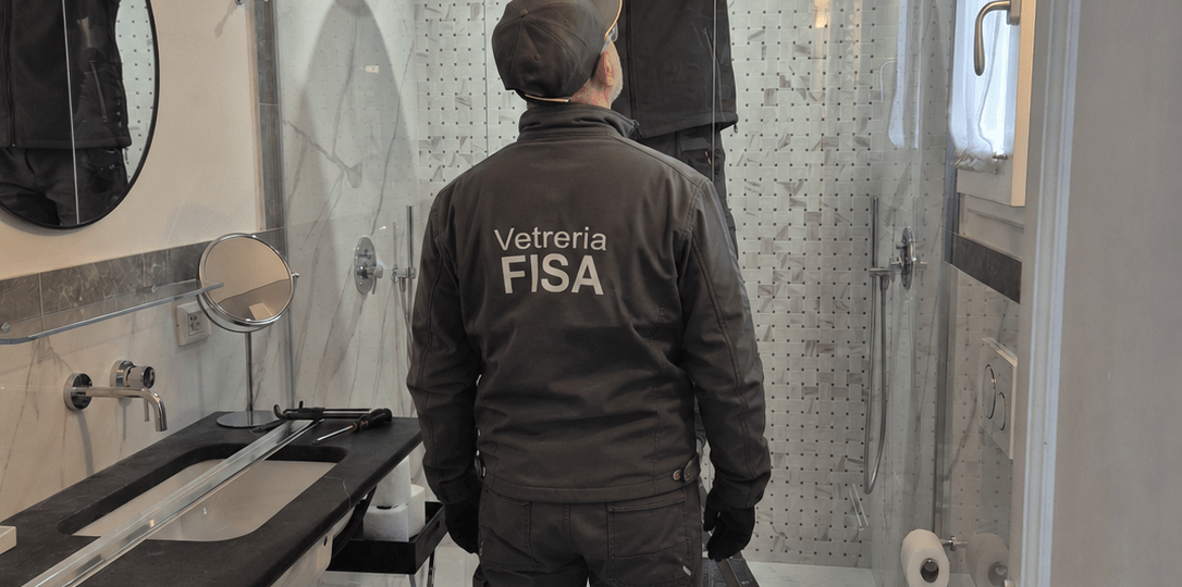 Doccia su misura in vetro personalizzato realizzata da Vetreria Fisa
