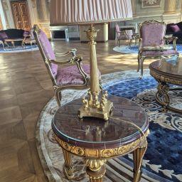 Cristalli extra chiari temperati installati per la protezione di tavoli storici a Palazzo Serristori Firenze