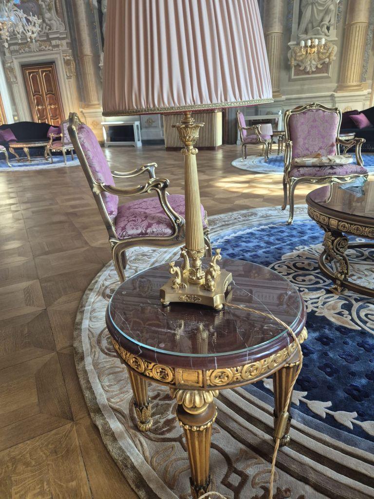 Cristalli extra chiari temperati installati per la protezione di tavoli storici a Palazzo Serristori Firenze
