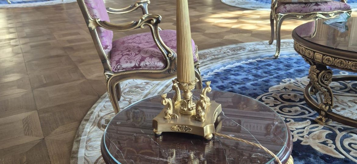 Cristalli extra chiari temperati installati per la protezione di tavoli storici a Palazzo Serristori Firenze